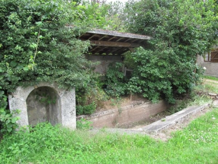 Alligny en Morvan-lavoir 3 dans hameau Jarnoy