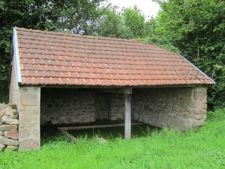 Alligny en Morvan-lavoir 6 dans hameau Pensières