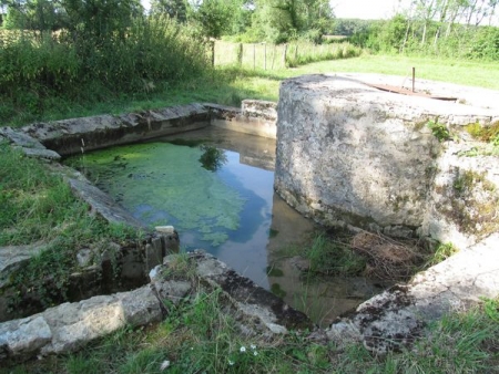 Biches-lavoir 4 dans hameau Maupertuis