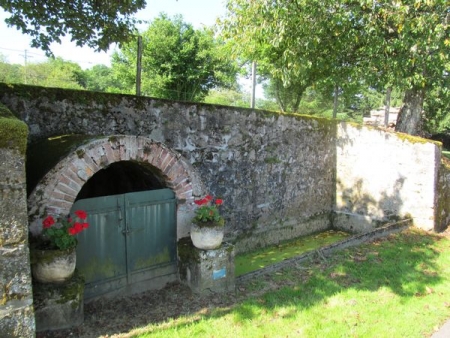 Dun sur Grandry-lavoir 1 dans le bourg