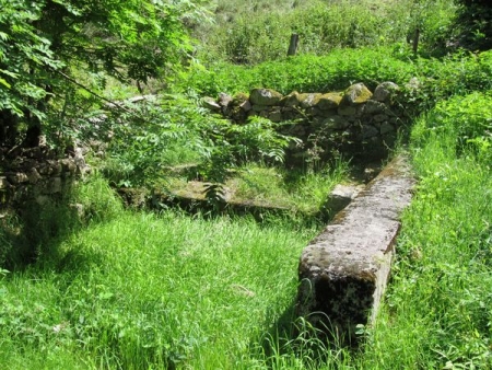 Planchez-lavoir 3 dans hameau Boutenot