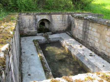 Molesmes-lavoir 2 dans hameau Le Suchois