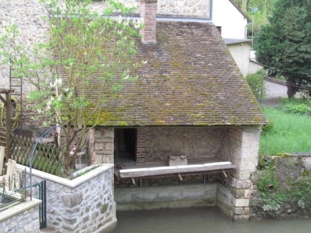 Gy les Nonains-lavoir 2 dans le bourg