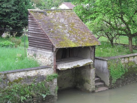 Gy les Nonains-lavoir 3 dans le bourg