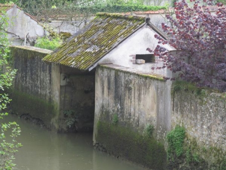 Gy les Nonains-lavoir 5 dans le bourg