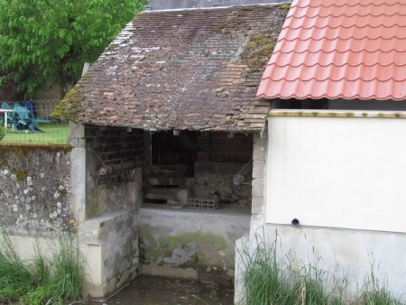 Gy les Nonains-lavoir 7 dans le bourg