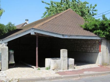 Aubergenville-lavoir 1 dans le bourg