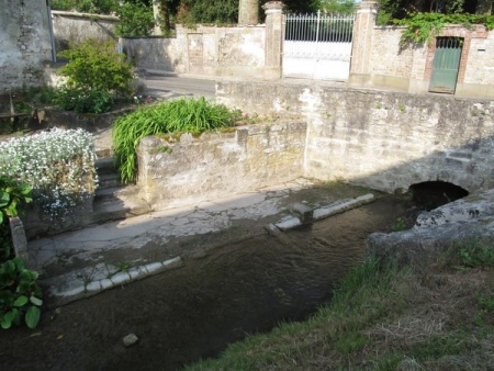 Brueil en Vexin-lavoir 1 dans le bourg