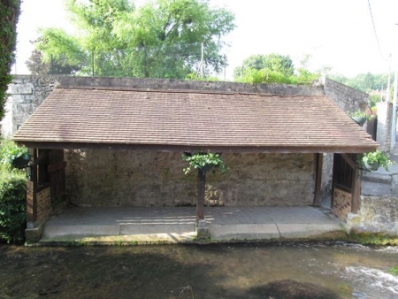 Brueil en Vexin-lavoir 2 dans le bourg
