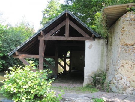 Maillebois-lavoir 3 dans hameau Blévy