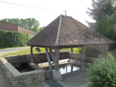 Heilles-lavoir 1 dans le bourg