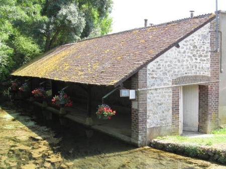 Azé-lavoir 1 dans le bourg