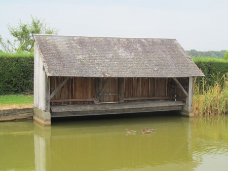 Viévy le Rayé-lavoir 2 dans hameau La Ritière