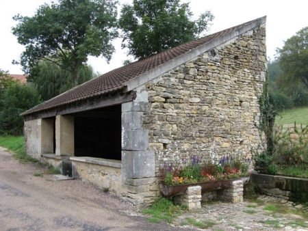 Fontenay près Vezelay-lavoir 1 dans le bourg