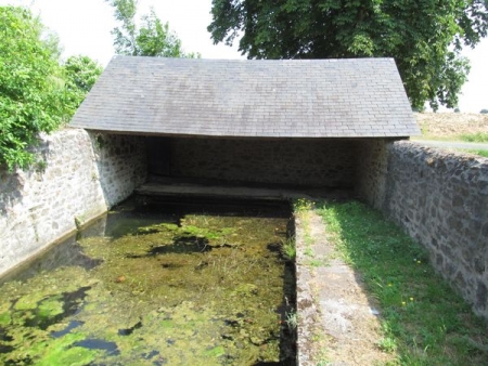 Saint Ouen des Toits-lavoir 2 dans hameau Saint Roch