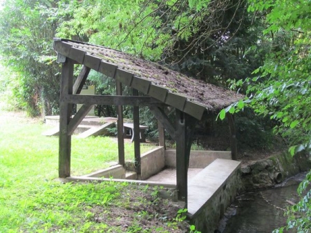Emancé-lavoir 1 dans le bourg