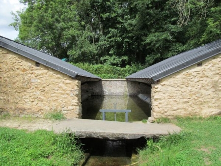 Raizeux-lavoir 1 dans le bourg