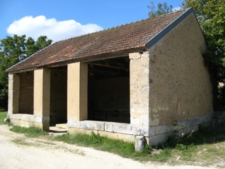 Provency-lavoir 2 dans hameau Genouilly