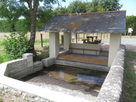 Allonnes-lavoir 2 dans hameau Le Gué de Louet