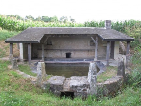 Saint Rémy la Varenne-lavoir 1 dans hameau Le Bourg Dion