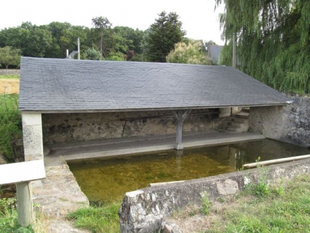 Saint Rémy la Varenne-lavoir 6 dans hameau Fontaine