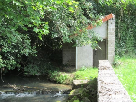 Chasnay-lavoir 2 dans hameau Les Moutots