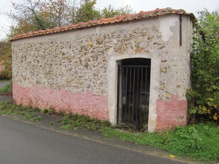 Pommeuse-lavoir 3 dans hameau Le Charnois