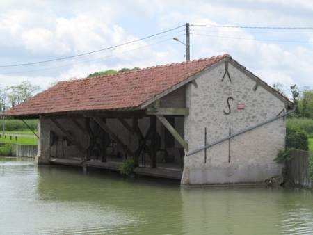 Cucharmoy-lavoir 2 dans le hameau Le Plessis aux Tournelles