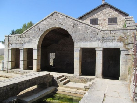 Fondremand-lavoir 1 dans le bourg