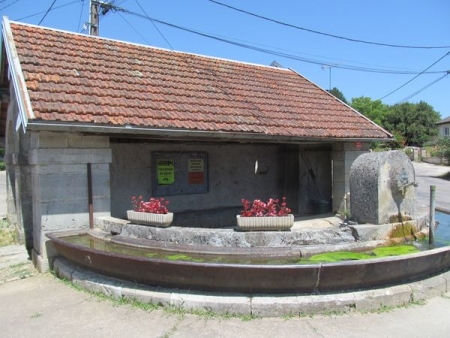 Perrouse-lavoir 1 dans le bourg
