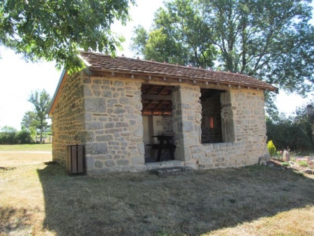 Saint Emiland-lavoir 1 dans le hameau La Bondeluze