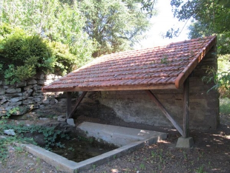 Saint Emiland-lavoir 2 dans le hameau Le Pont d'Argent