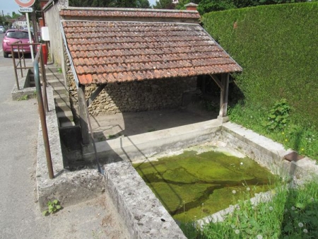 Essomes sur Marne-lavoir 1 dans le bourg