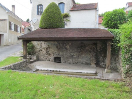 Essomes sur Marne-lavoir 8 dans le hameau La Borde