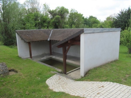 Mezy Moulins-lavoir 1 dans le hameau Moulins