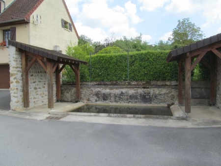 Mezy Moulins-lavoir 2 dans le hameau Moulins