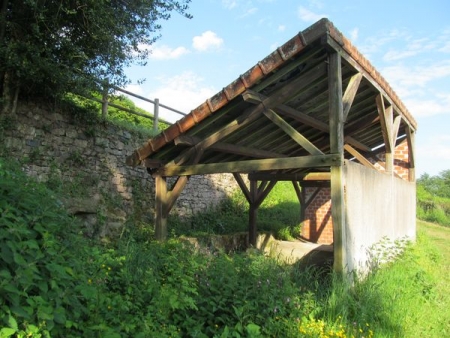 Larochemillay-lavoir 1 dans le bourg