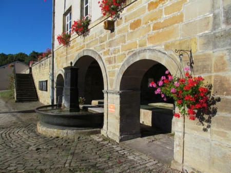 La Vacheresse et La Rouillie-lavoir 2 dans le bourg