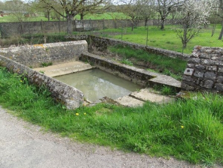 Châtillon en Bazois-lavoir 2 dans le hameau Frasnay