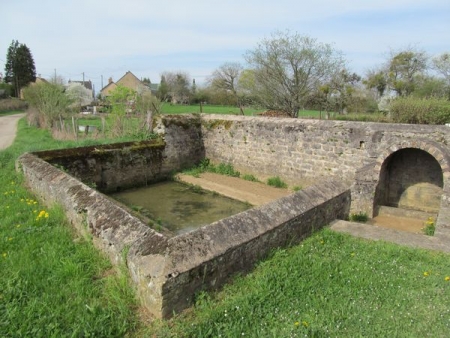 Châtillon en Bazois-lavoir 3 dans le hameau Frasnay