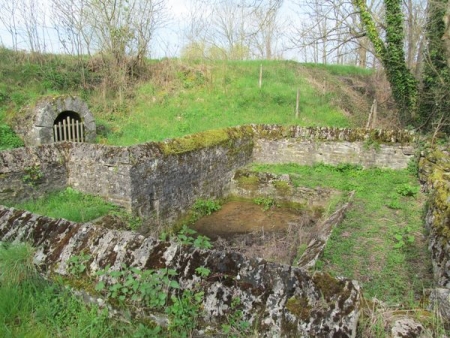 Châtillon en Bazois-lavoir 4 dans le hameau Bernière