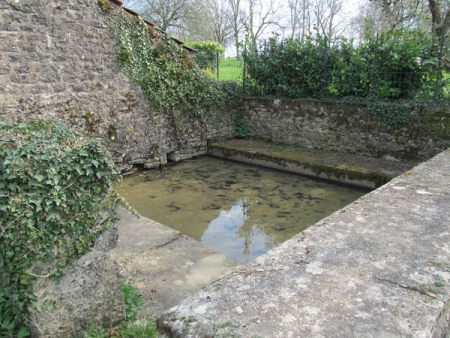 Rouy-lavoir 1 dans le hameau Perranges