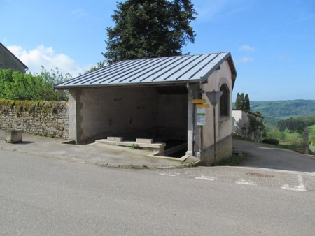 Montaigu-lavoir 1 dans le bourg