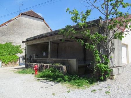 Trenal-lavoir 1 dans le bourg