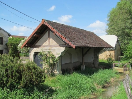 Trenal-lavoir 3 dans le hameau Beyne