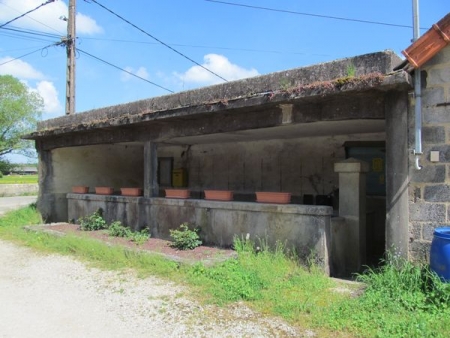 Trenal-lavoir 4 dans le hameau Beyne
