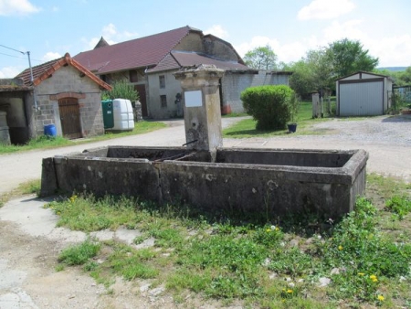 Trenal-lavoir 5 dans le hameau Beyne